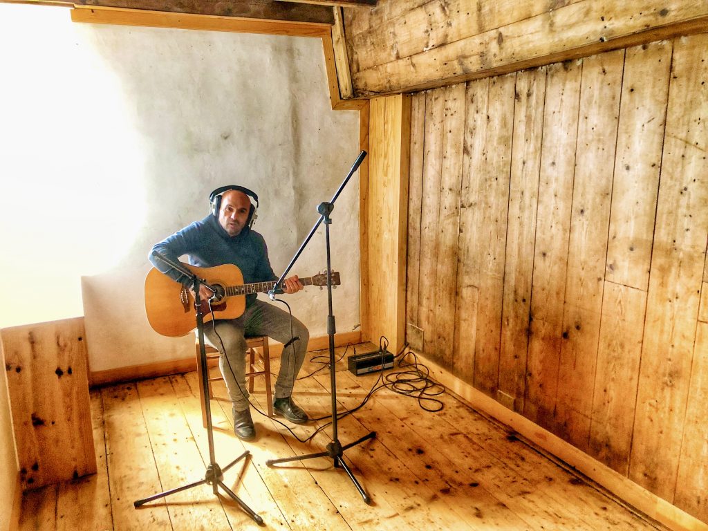 02 Golden Accoustic Guitar Room